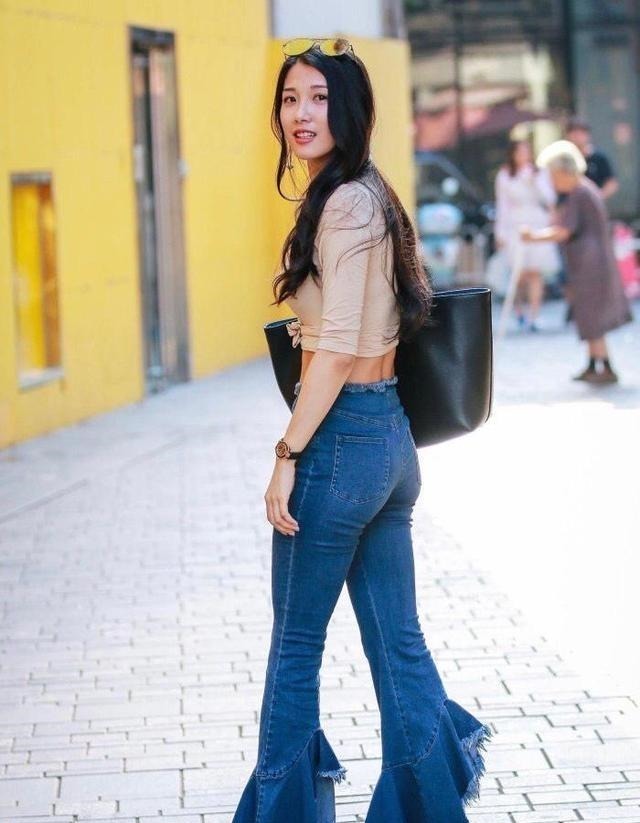 喜欢气质的美女，一身简约时髦的穿搭，减龄又显魅力十足