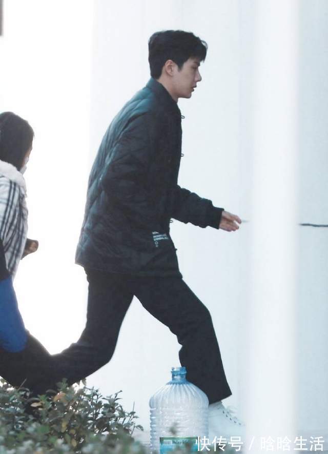 王一博录完《华彩少年》, 又录天天向上, 忙得滑板都不带了