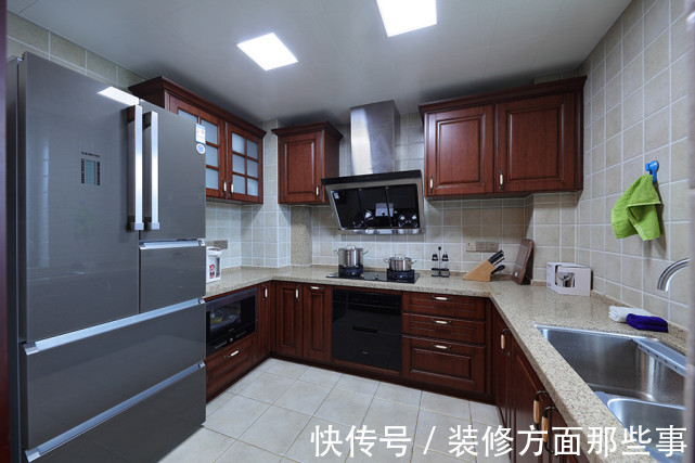 客厅|155平美式风三居室客厅望向餐厅整体红色调,让人感觉无比温馨