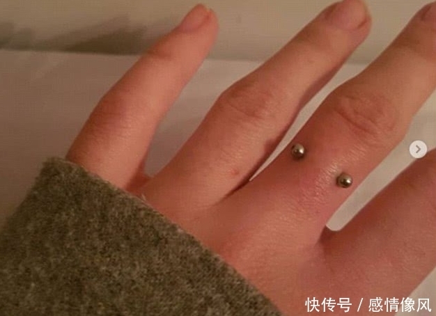 国外流行新趋势手指上钻孔戴戒指,看着都疼