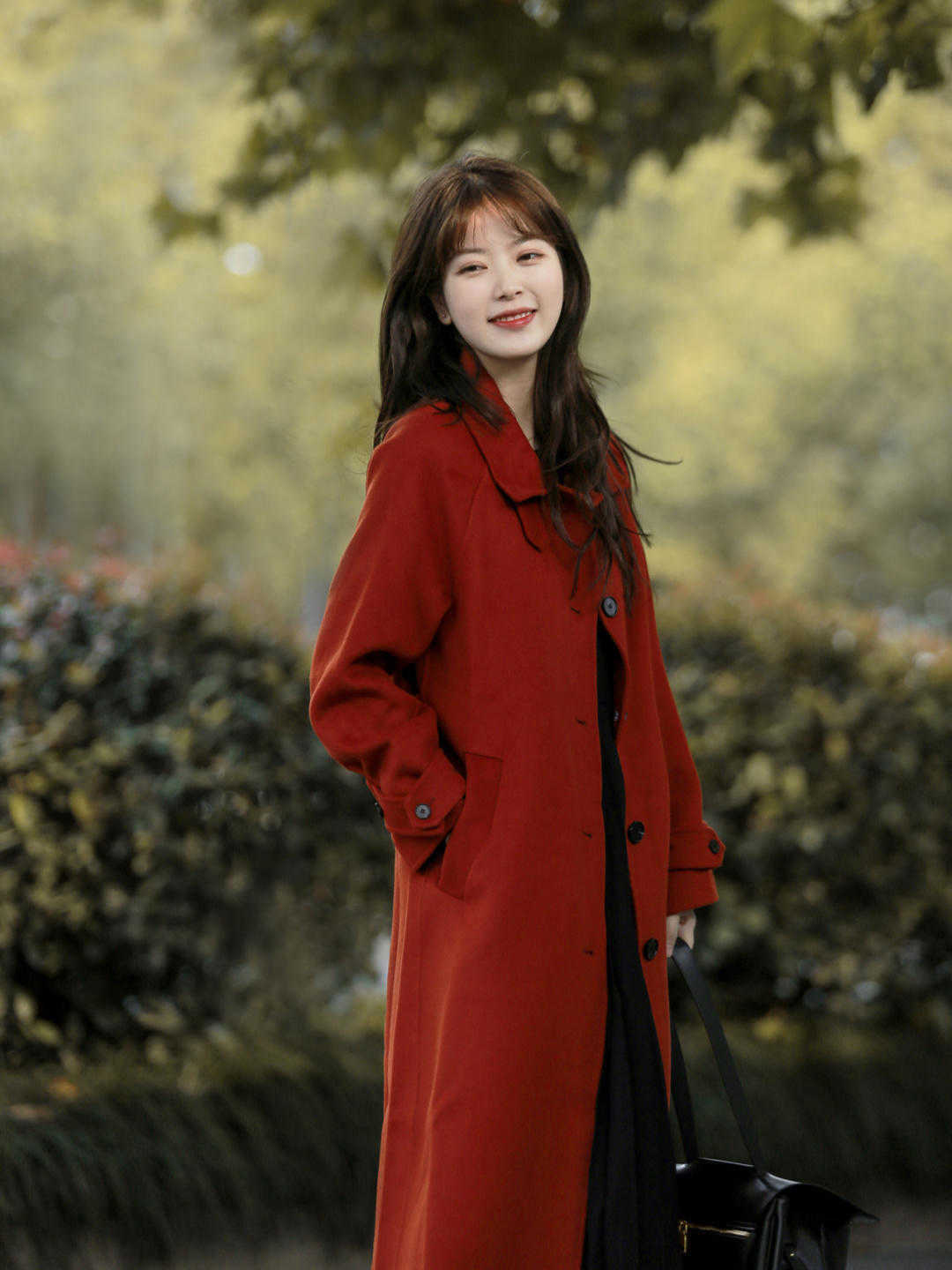 大地色|一般有品位的女人,都会选择三种颜色大衣,显年轻又有高级感