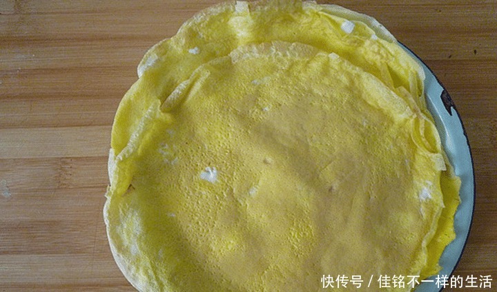 大雪过后,我家早餐常吃它,一卷一切,好吃好看,一顿一盘不够吃