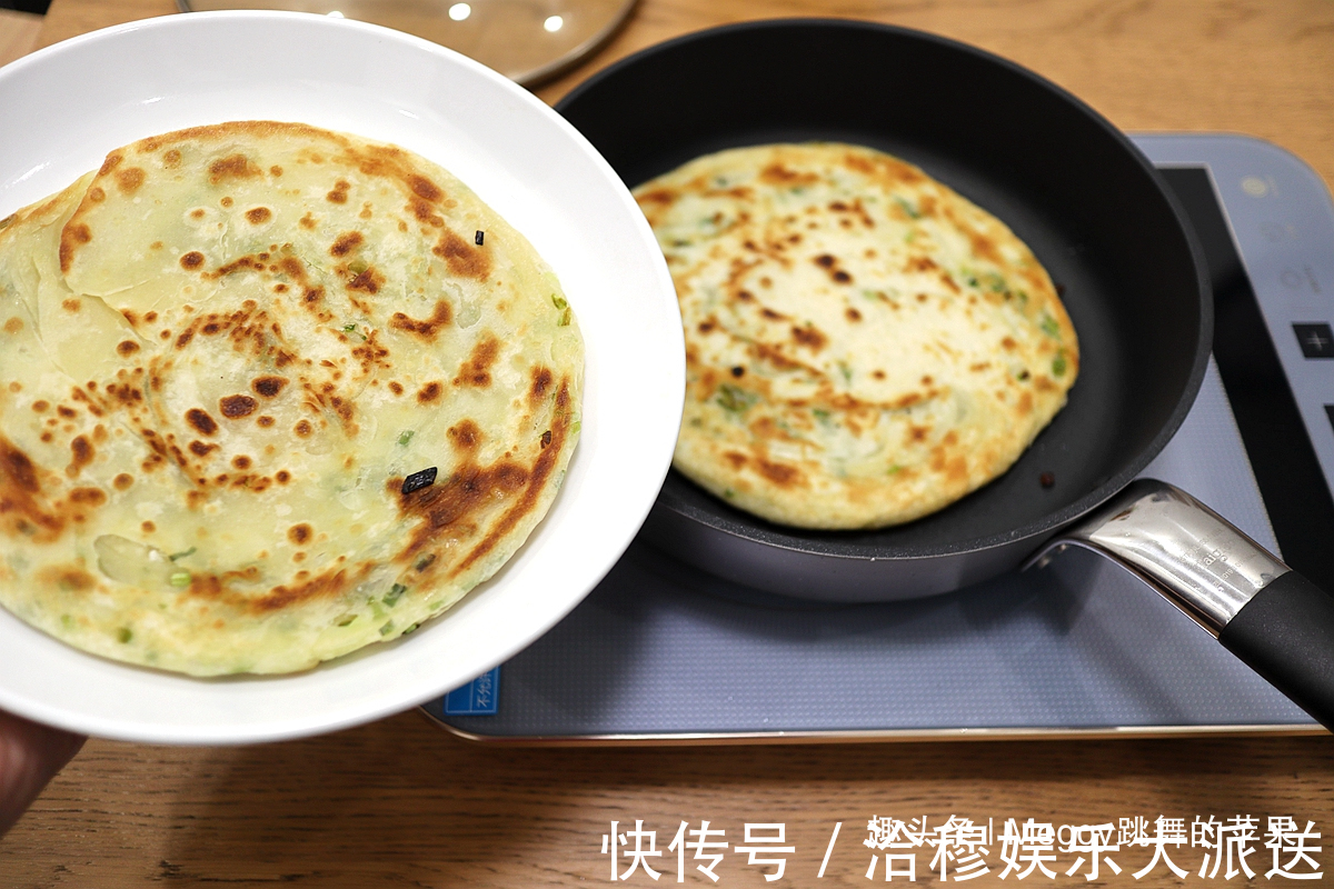 别争了！外酥里嫩的葱花饼，凉水还是热水揉面跟我学，全会了