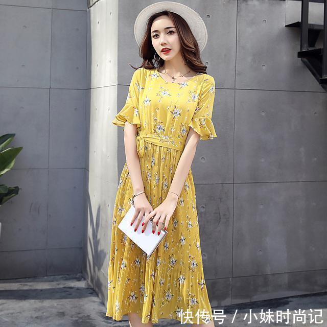 印花|唯美雪纺连衣裙，配上一双高跟凉鞋，今夏，尽显青春潮流范