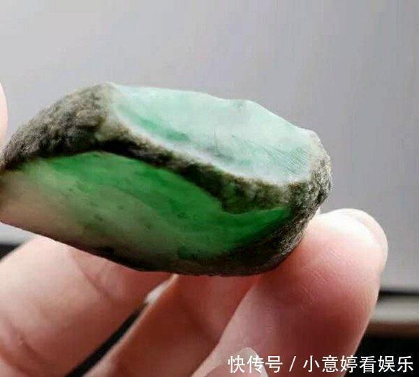 翡翠|小哥花800买了一块不起眼的翡翠小料子,一刀下去后商家哭了