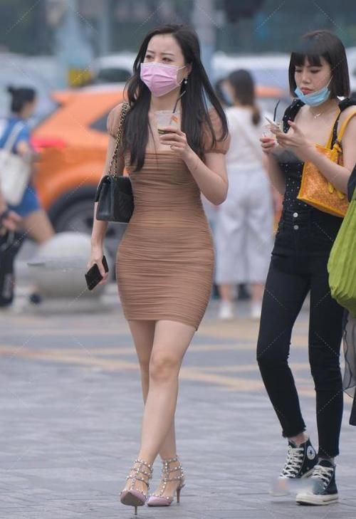 高品质咖色褶皱裙，精致细密的褶皱尽显华美大气