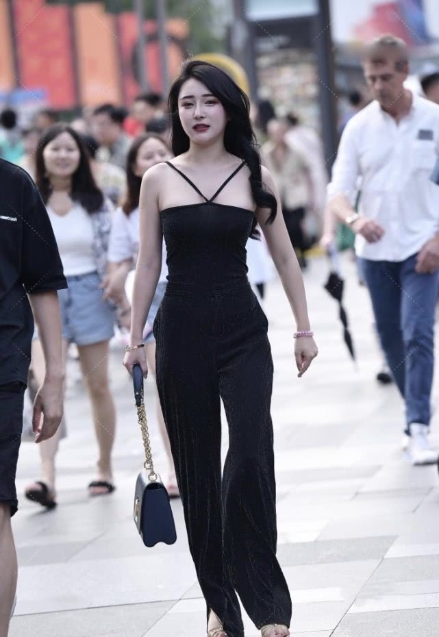 小姐姐 夏日里的哈伦裤连接黑色上衣烘托“气质”,黑暗系风格看着就高冷