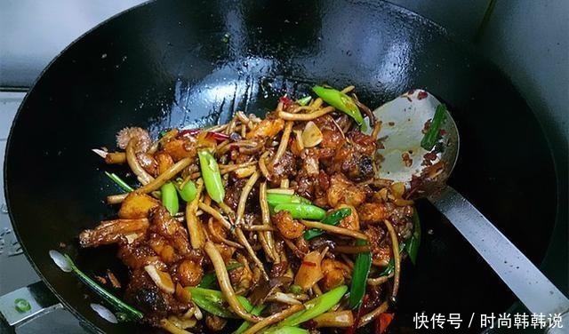 医生不会告诉你,这蔬菜是强碱性食物,补血防脱发,年纪大要多吃