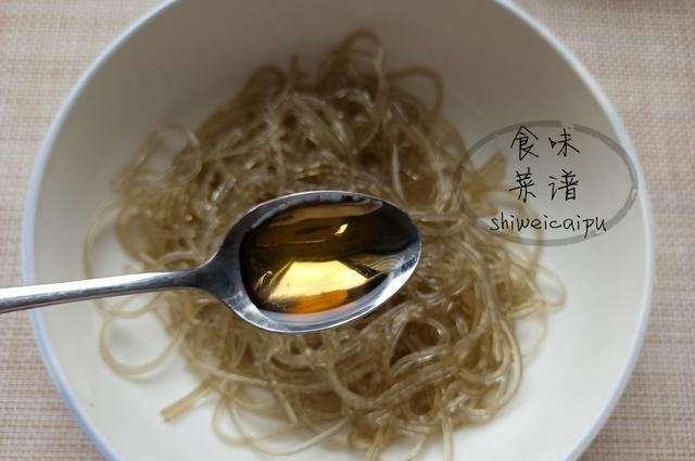 包菜炒粉条,很多人第一步就错了,大厨教你一招,营养下饭不起坨