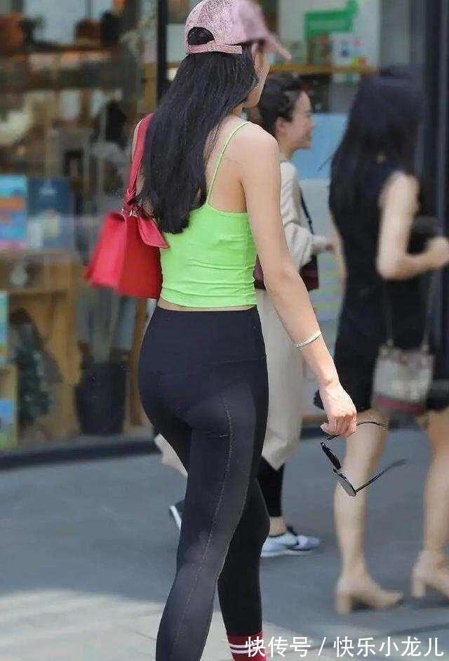 打底裤 短款黑色皮衣搭配同色系紧身打底裤,提升气质,改变气场