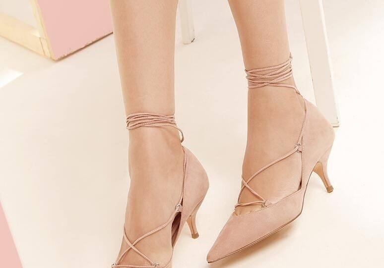 小礼裙 少女爱穿小猫跟,女性们打造性感优雅的高跟鞋