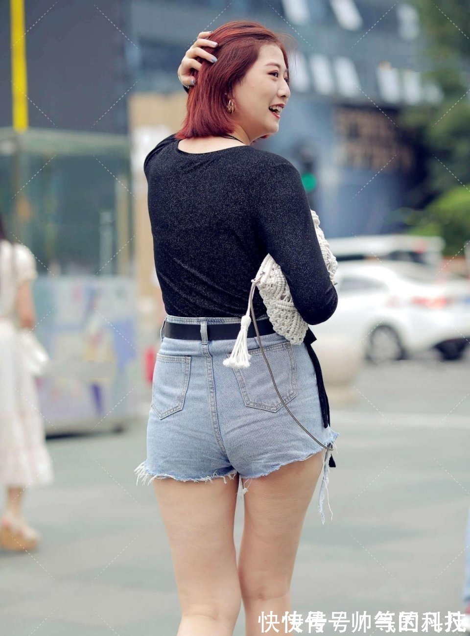 t恤 舒适得体的穿搭,吸睛的时尚迷人感,这位美女要是能娶回家就好了