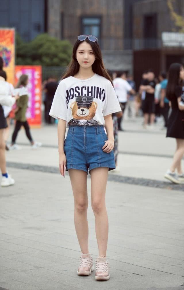 街拍：时尚靓丽的姐妹花，黄色与白色的连体裤优雅大方