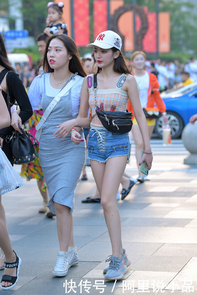 小姐姐|牛仔短裤搭配吊带背心,这样穿清爽休闲又减龄,让人很难不爱