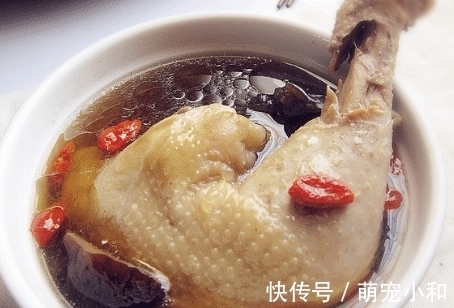 炖鸡汤，放哪些食材调料最好？大厨：谨记这4样，鸡汤鲜美营养足