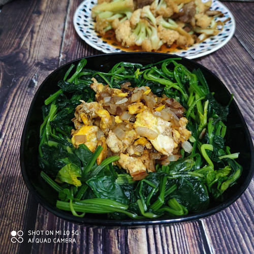 菠菜鸡蛋，是一款清爽的菜，不油腻