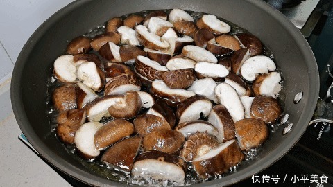 炒香菇时,不要直接就下锅,记住这一点,不放一点肉,味道比肉香