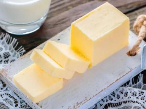 我们滤出的是我们需要的黄油,奶味浓郁,功能多,中间需要搅拌很多次