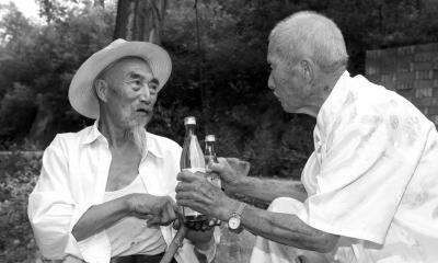 老兵|抗日老兵激战时用战友尸体挡子弹,为此内疚几十年,这么做对吗?