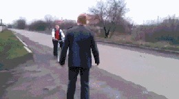 |搞笑GIF:左边妹子习惯打开了!右边的美女可就惨了!