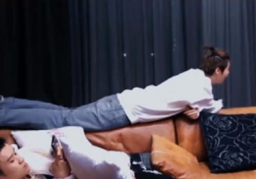 鹿晗带关晓彤录《五哈》，沙发上睡觉动作就是证据，嘉宾全程吃狗粮