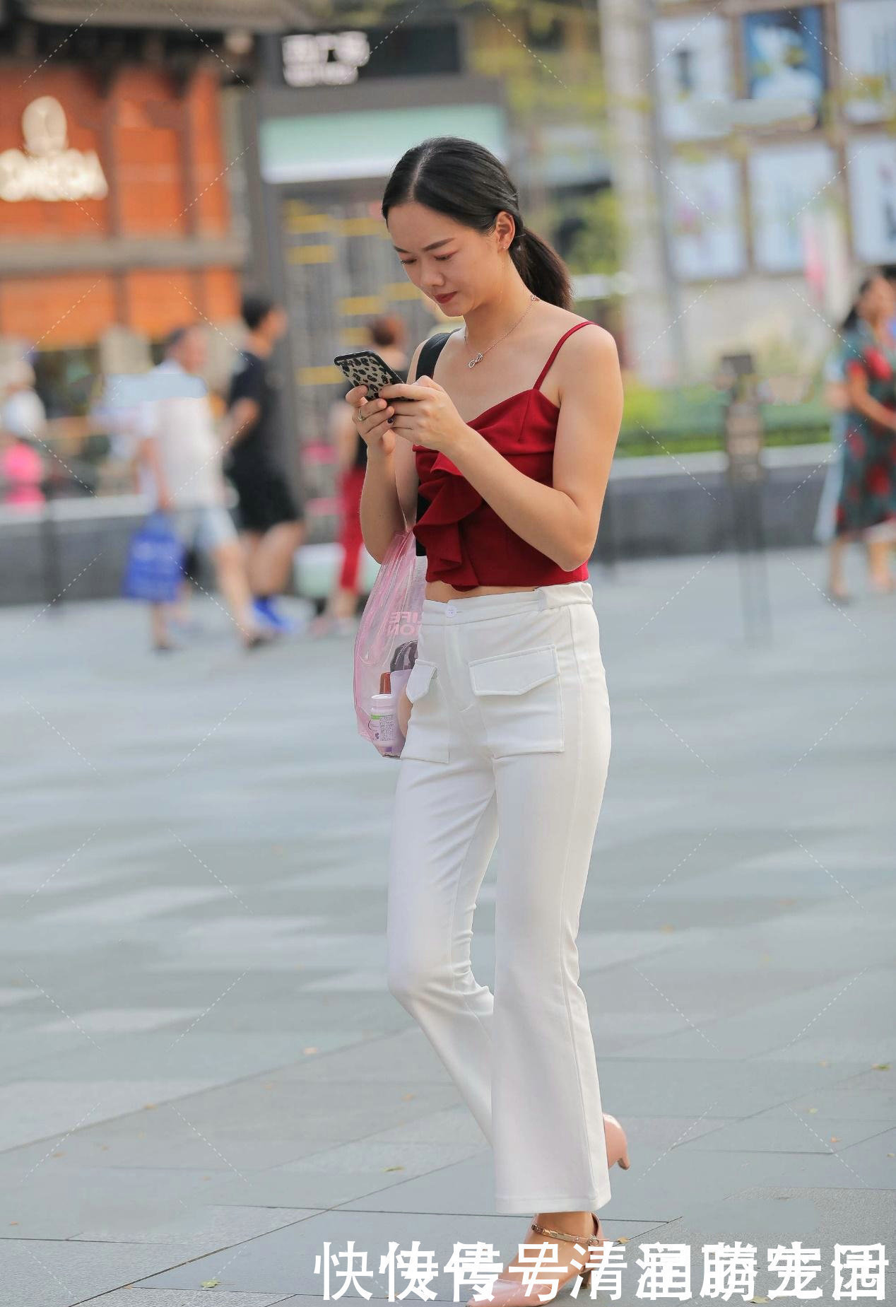 打底裤|街拍喇叭裤加短款背心，红与白的相撞，展现优雅高贵