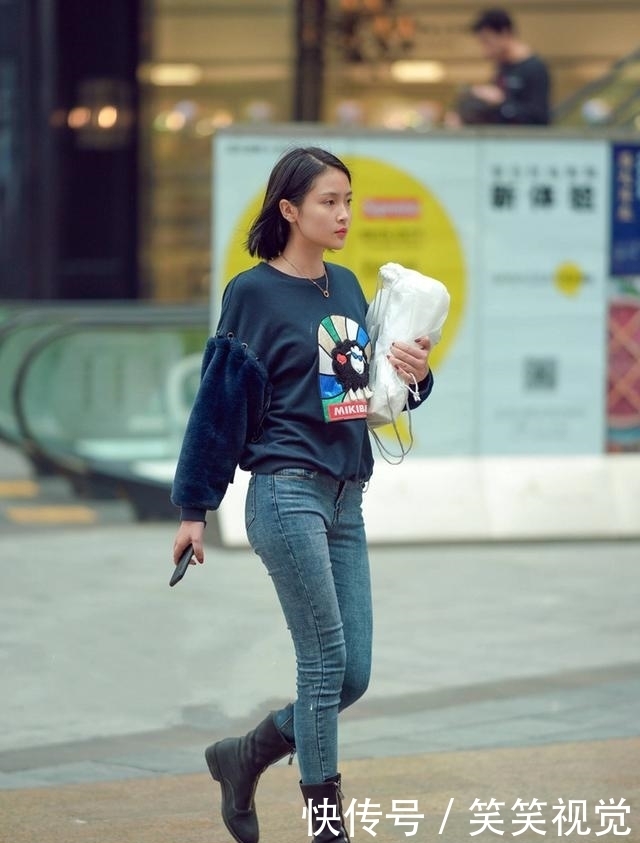 款黑色|街拍:黑白色搭配,美女脖间一抹黑色印记点缀,时尚敏感度爆棚