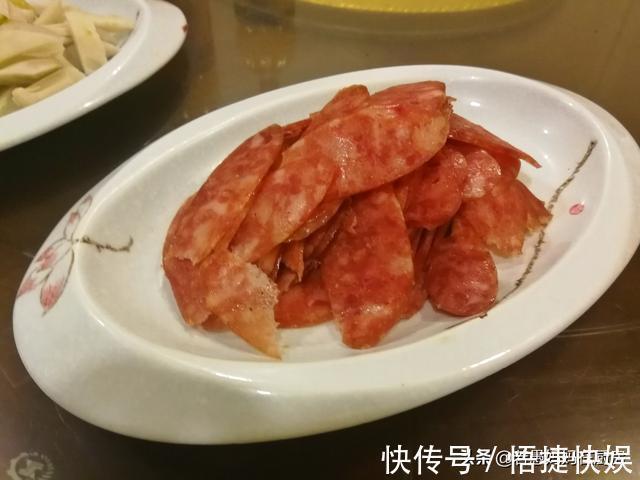 8道凉菜，15道热菜，农家院的团圆饭总花费588元，网友说：太值了