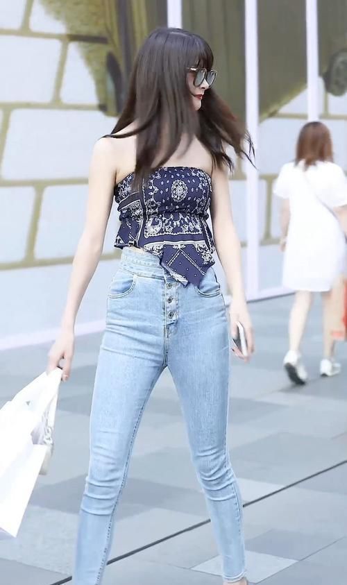  感觉|抹胸上衣搭配牛仔裤，凸显整个身材的曲线，有一种利落大方的感觉