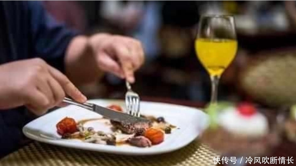 在吃西餐时,服务员会放两杯柠檬水在桌上,这可不是给你拿来喝的