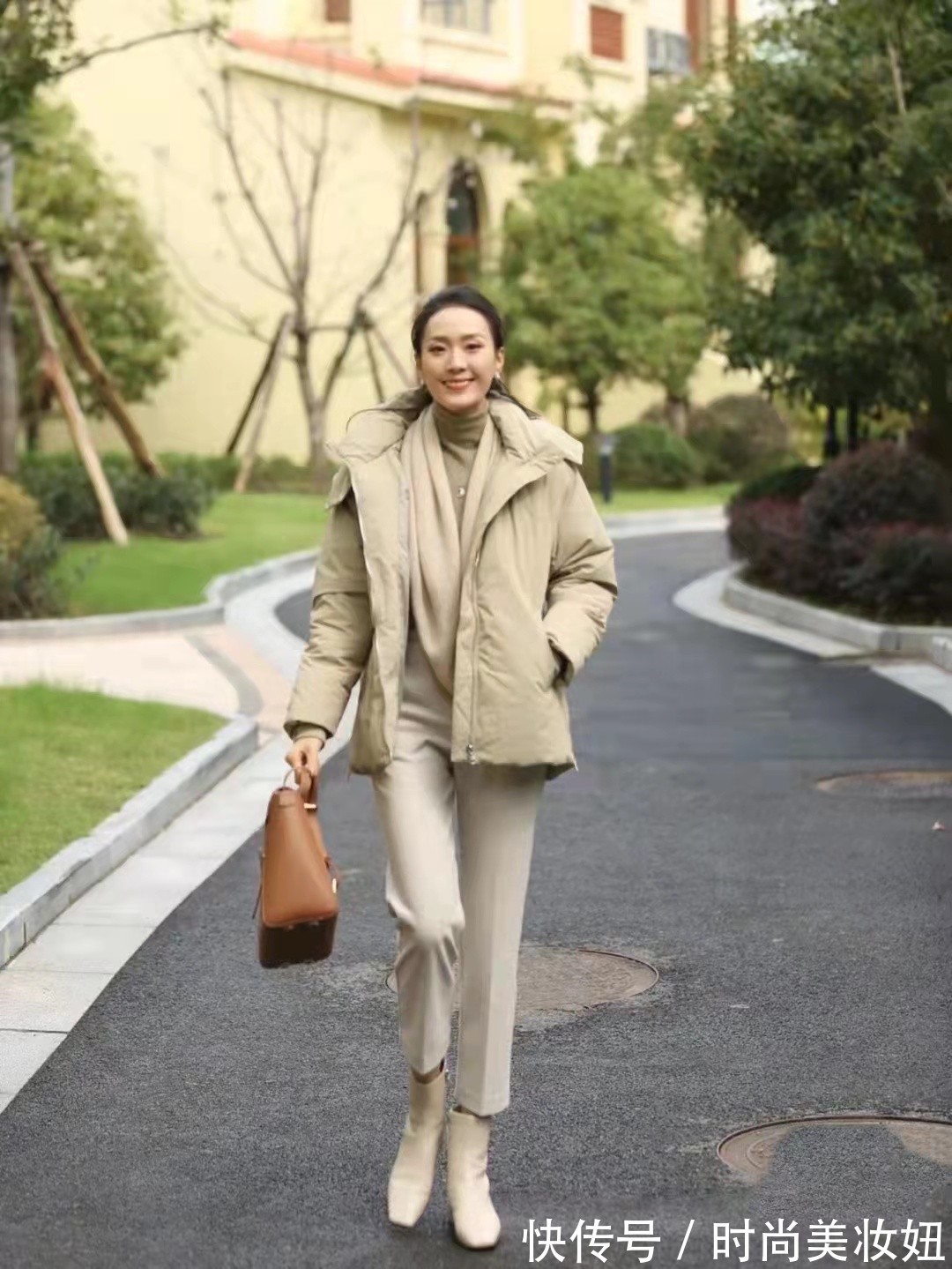 高腰裤|冬天穿羽绒服也可以很时髦,配这几种裤子,保暖优雅还显高显瘦