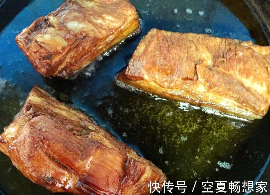 年夜饭3道菜提前做好,放进冰箱里,来客拿出来热一热好吃省事