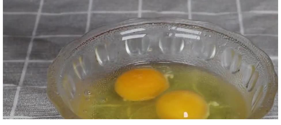 洋葱片|洋葱不要总是炒着吃，淋两个鸡蛋，试试这样做，出锅酥香又解馋