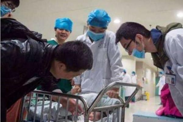 远嫁女子进产房前,偷偷递给医生一张小纸条,看完既心疼又无奈