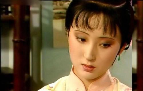 薛宝钗|林黛玉和薛宝钗谁的身份最尊贵?宝玉写的2个字,刷出新认知