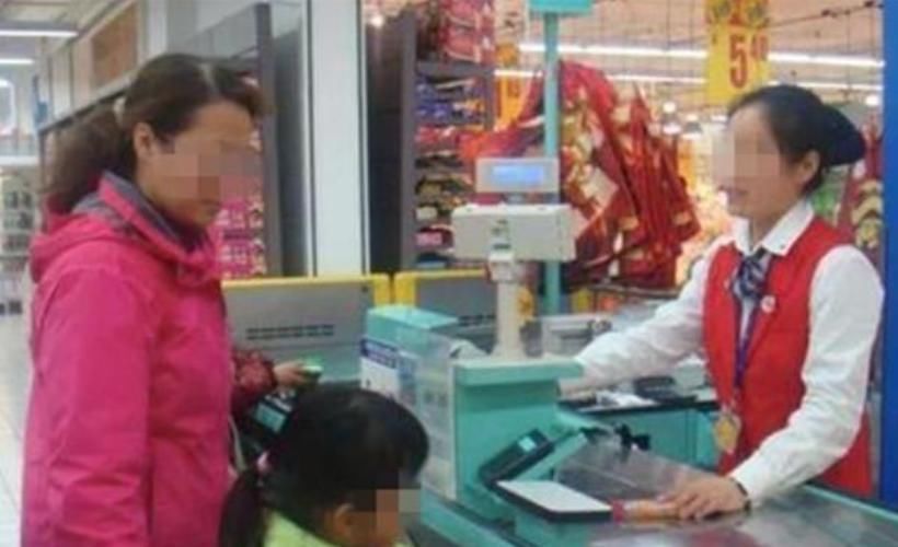 巴掌|一瓶酱油50元？8岁女儿替妈妈买酱油“被坑”，换来反手一巴掌