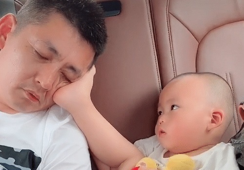 车上|爸爸在车上睡着,宝宝用脚托着爸爸脑袋,真是为爸爸操碎心