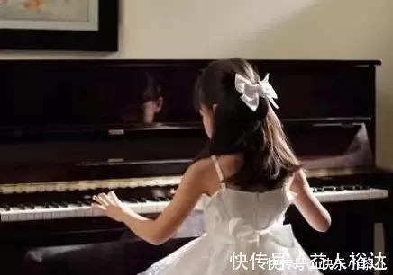 妈妈|女儿百日宴“抓周”,一下抓起“饱腹之物”,妈妈脸红没脸看了