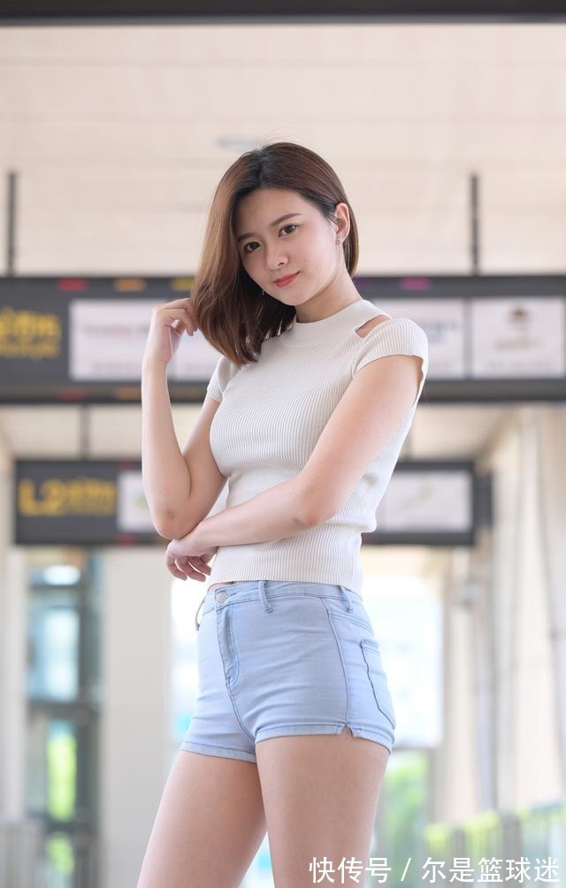 大长腿 牛仔短裤怎么搭配更清凉蓝白配色+水晶高跟凉鞋,清凉又显身材!