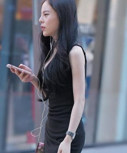 气息|街拍时尚成熟的紧身打底裤美女,舒适修身,散发青春气息