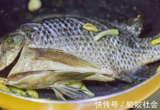 煎鱼|煎鱼时,切记不能直接下油锅,做好这3步,鱼皮不碎不粘锅