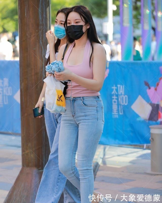 显高显瘦 柔美多姿的打底裤美女,换上了富有设计感的裙型,真佩服她