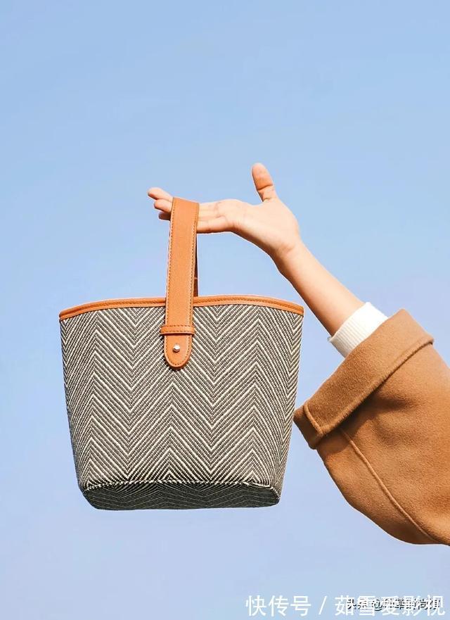 鱼骨纹|别再背烂大街的包了,2021气质又时髦的包包长这样