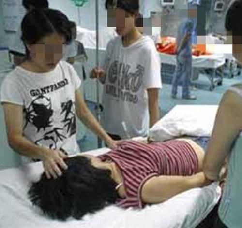 医生|19岁女孩深夜被送急诊,双腿发软,医生询问后,男友说出一个秘密