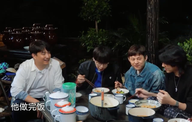黃磊做完飯卻不動筷子，王麗坤一臉納悶，何老師解釋心疼