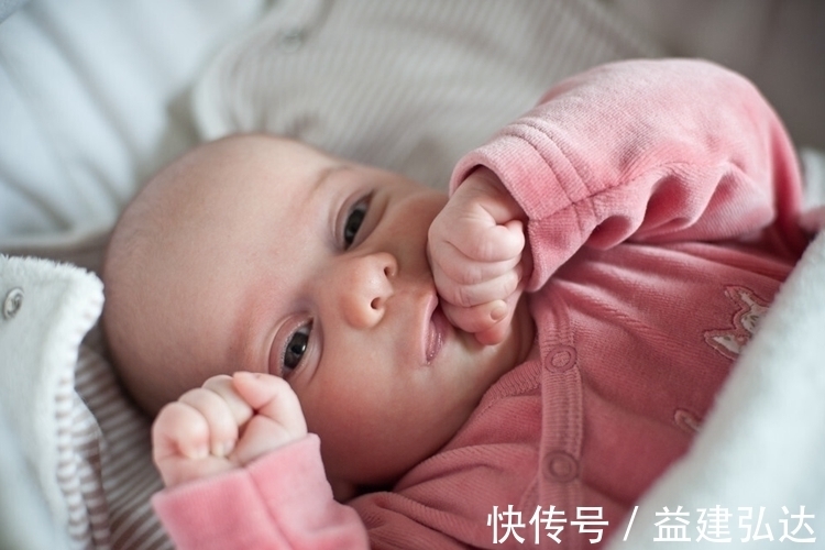 孩子|宝宝是否聪明刚出生就能看出来，有这4个表现的，将来可能是学霸