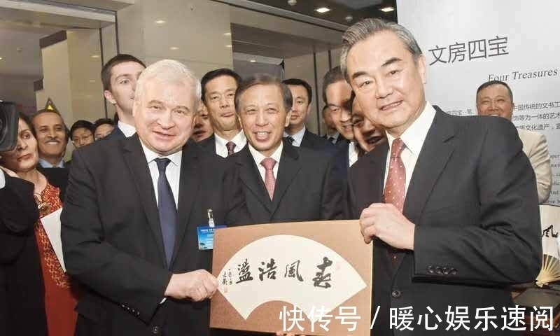 在线条&外交部长王毅书法尽藏玄机,笔墨遒劲不失柔美,网友:力透纸背