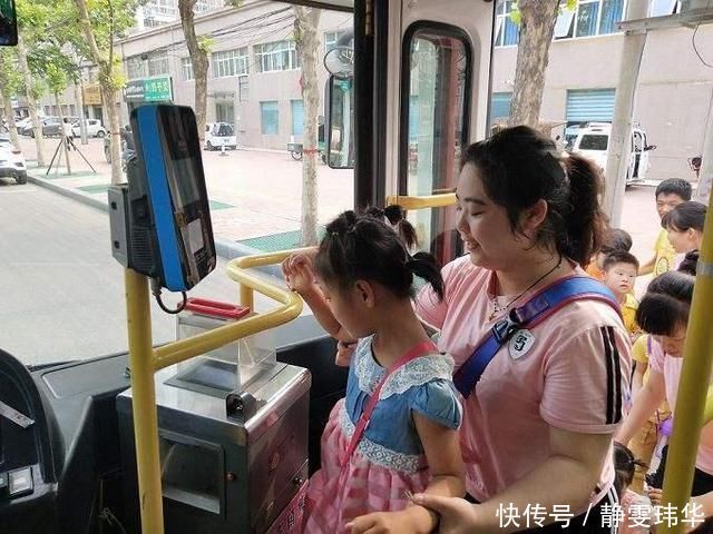 母亲|一岁娃坐公交车上憋不住要拉臭臭,妈妈的做法获一车人点赞