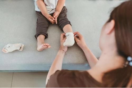 袜子|宝宝总以“拽袜子”为乐?脱袜背后的小心思,家长心里要有数