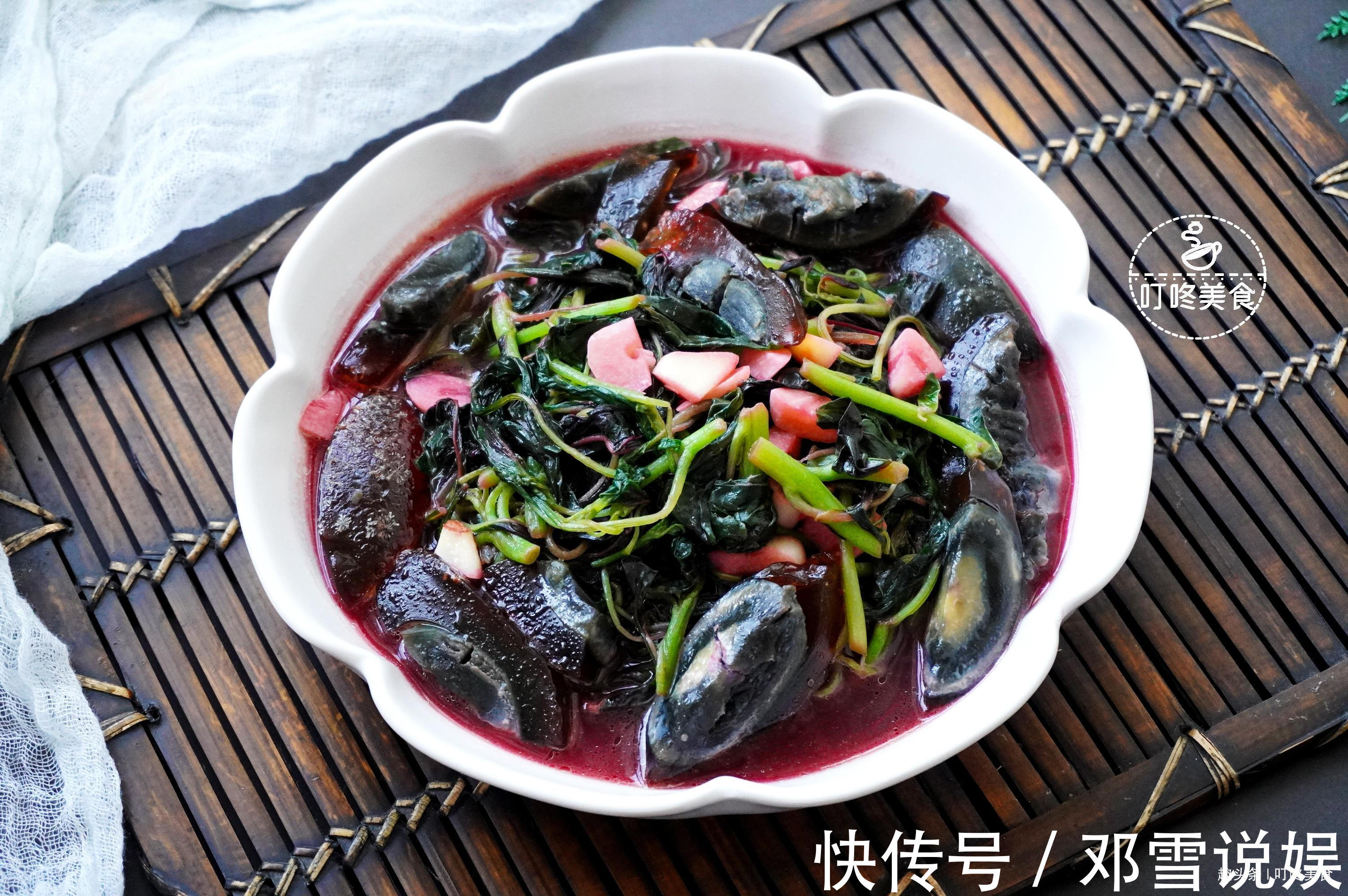 苋菜和皮蛋真是绝配，简单一炒太香了，每回上桌，几下就光盘